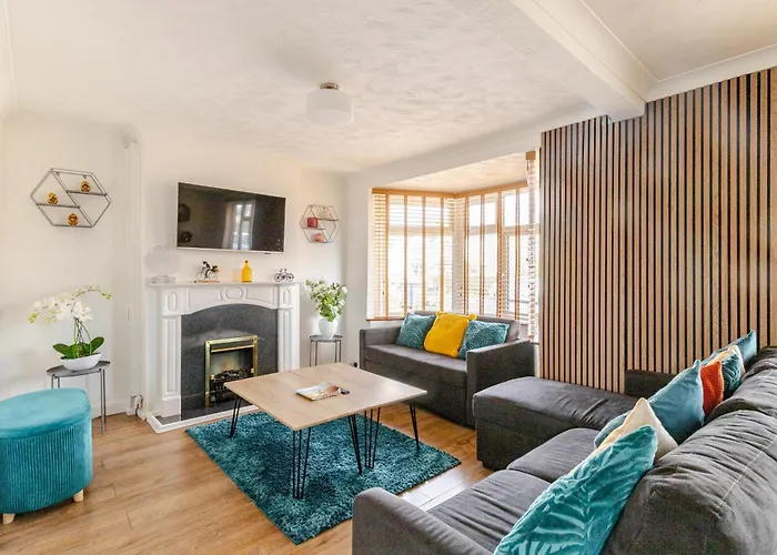 Beautiful 3 Bedroom House With Garden + Parking