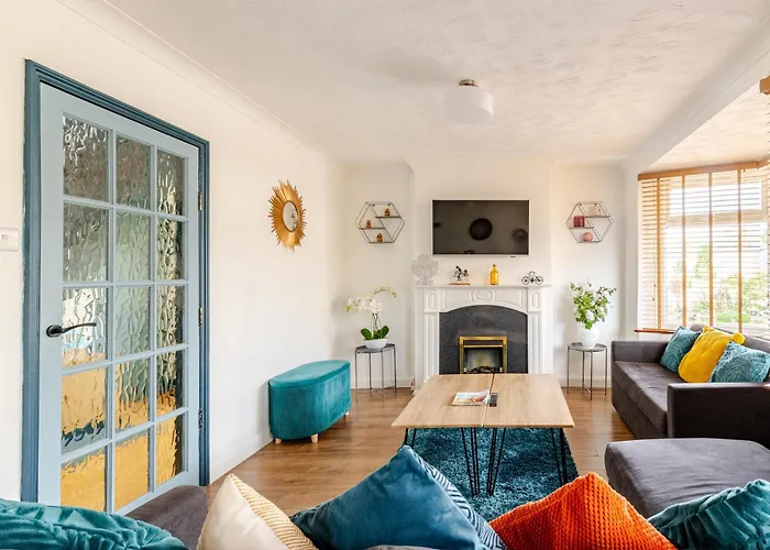 Beautiful 3 Bedroom House With Garden + Parking
