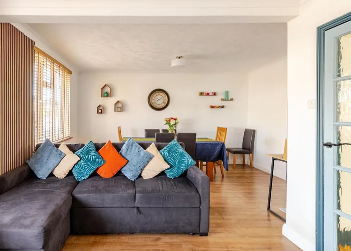 Beautiful 3 Bedroom House With Garden + Parking
