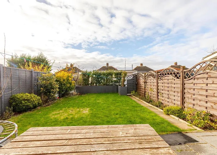 Beautiful 3 Bedroom House With Garden + Parking