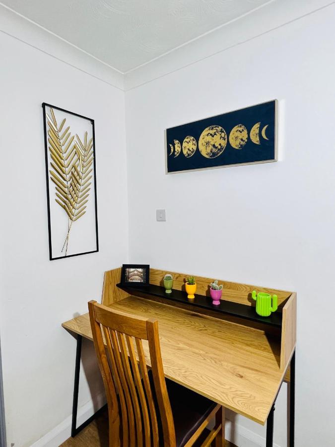 Beautiful 3 Bedroom House With Garden + Parking Holiday home *