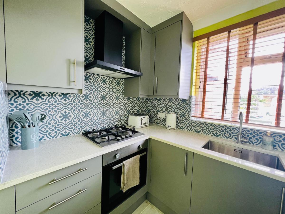 Holiday home Beautiful 3 Bedroom House With Garden + Parking *