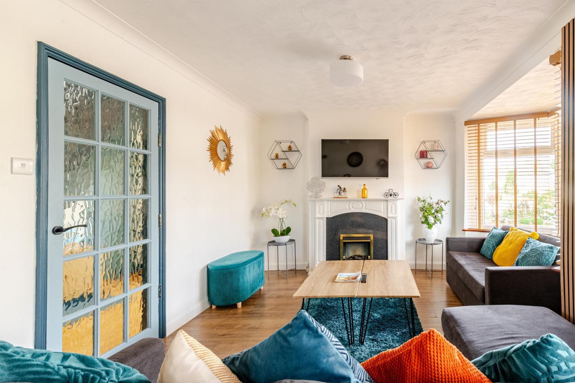 Beautiful 3 Bedroom House With Garden + Parking *