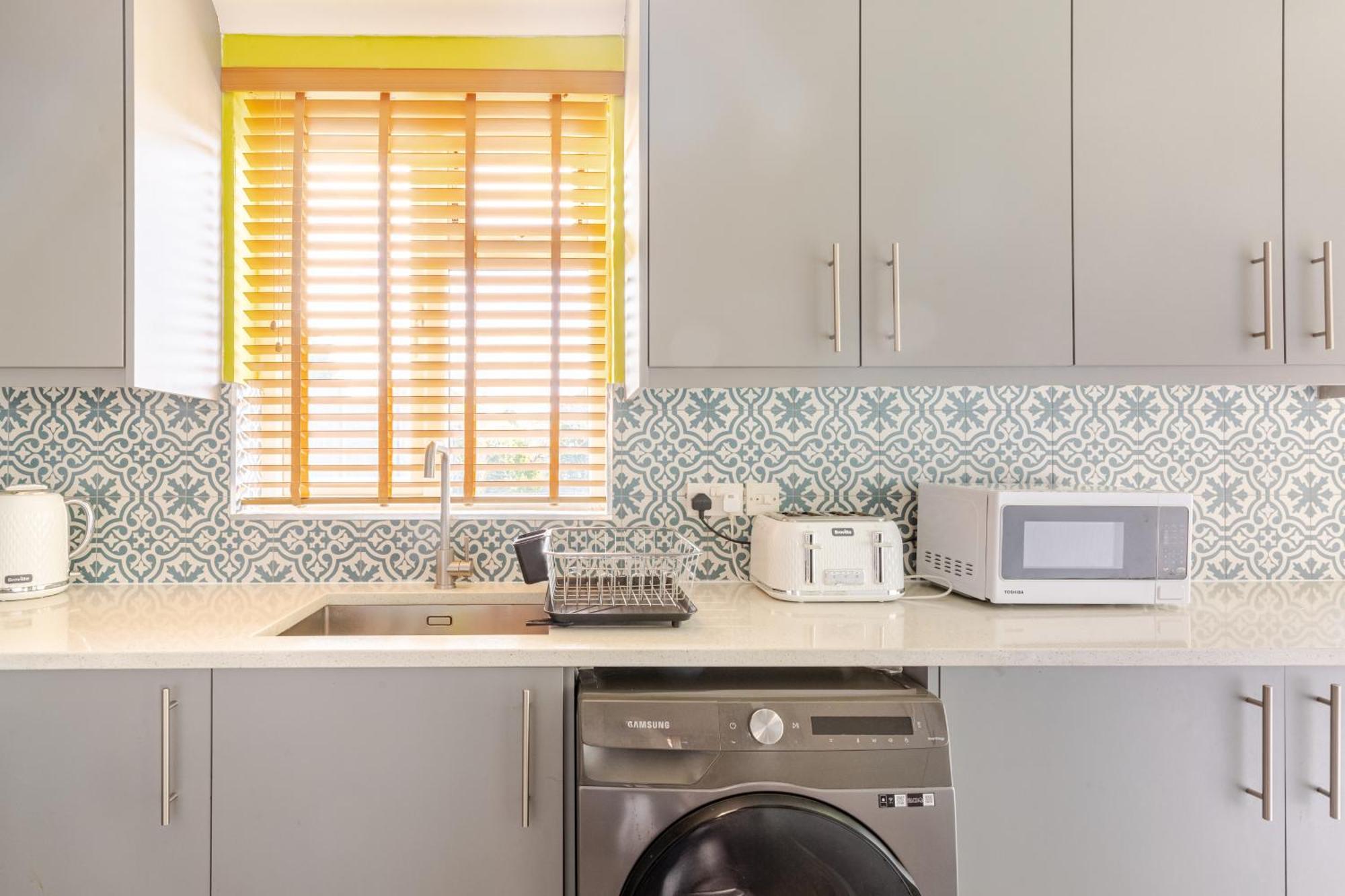 Beautiful 3 Bedroom House With Garden + Parking Holiday home